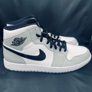 Air Jordan 1 Mid Light Smoke Grey
